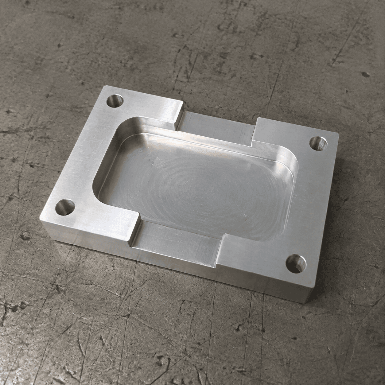 Placă din aluminiu frezată CNC, cu buzunar și găuri de fixare